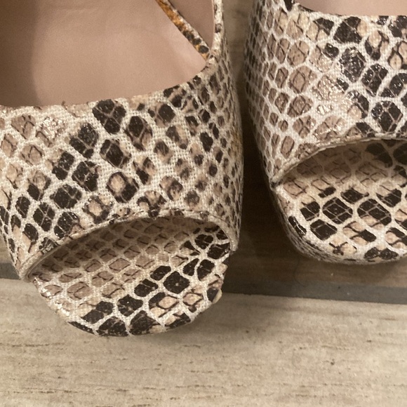 Fergie MAGNIFICENT Retro Platform Peeptoe
Chunky Heels - Picture 8 of 12